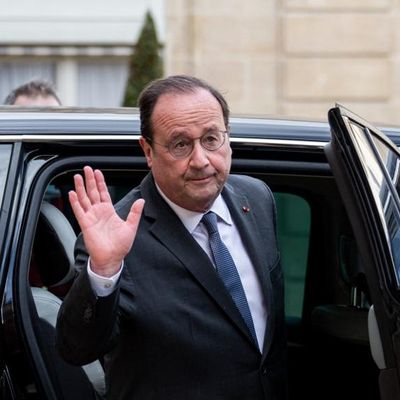 François Hollande arrive à l'Elysée, à Paris, pour rencontrer Emmanuel Macron et parler de la situation en Ukraine, le 25 février 2022.
