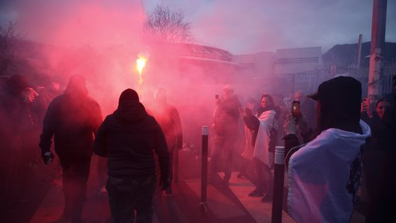 Un rassemblement de soutien à la figure nationaliste corse Yvan Colonna devant la préfecture de Bastia, une semaine après son agression en prison à Arles. ©AFP - Pascal POCHARD-CASABIANCA