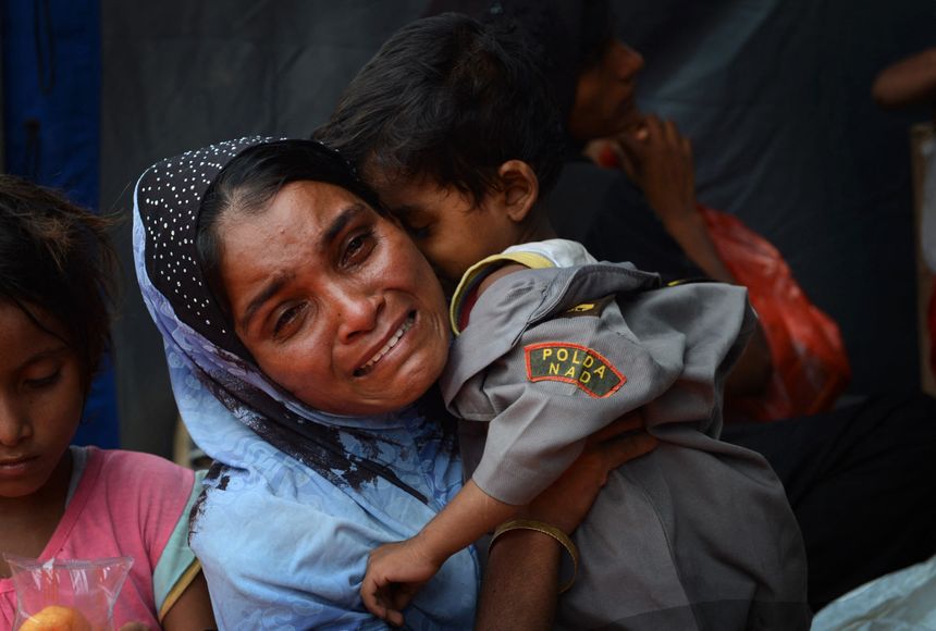 Une réfugiée rohingya tenant son enfant dans ses bras à Kuala Langsa, en Birmanie