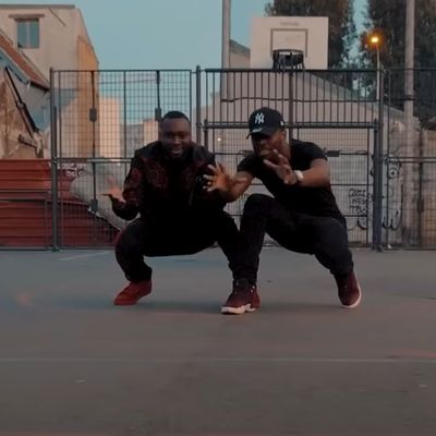Abou Debeing Ft Dadju - capture écran du clip "C'est Pas bon"