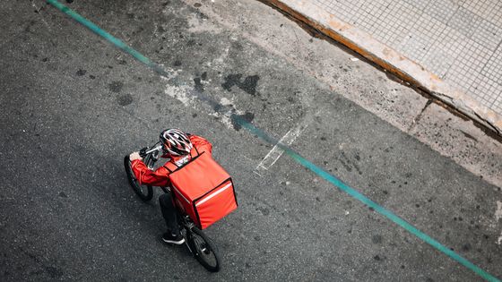 Fournir de la nourriture à vélo en ville ©Getty - Mixetto