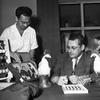 Raymond Queneau tournant le film 'Arithmétique', le 18 juillet 1951.