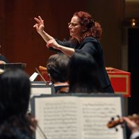 Emmanuelle Haïm dirigeant le New-York Philharmonic Orchestra