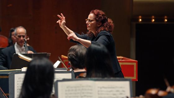 Emmanuelle Haïm dirigeant le New-York Philharmonic Orchestra ©Getty - Hiroyuki Ito / Hulton Archive