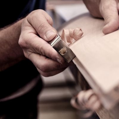 Homme travaillant dans un atelier de menuiserie.