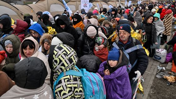 Réfugiés ukrainiens arrivant en Pologne ©AFP - Louisa GOULIAMAKI