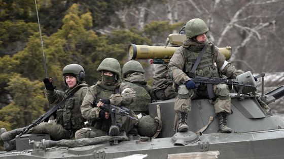 Soldats russes en Crimée, à la frntière de l'Ukraine, le 27 février 2022. ©AFP - Konstantin Mihalchevskiy / Sputnik