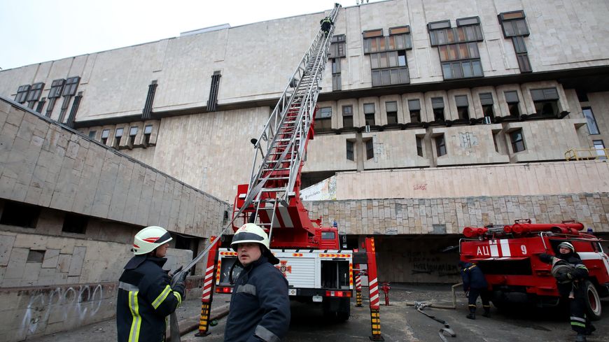 Le toit de l'Opéra de Kharkiv est en ruines après une frappe aérienne russe ce mardi 1 mars