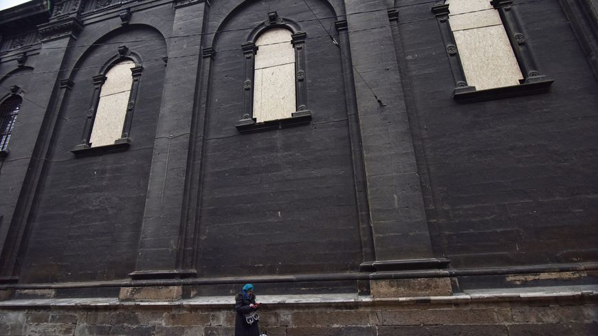 A l’ouest de l’Ukraine, dans le centre de Lviv, site du patrimoine mondial de l’Unesco, les précieux vitraux d'une église ont été recouverts de panneaux d’aggloméré, en prévision d’éventuels bombardements russes. Photo prise le 3 mars 2022.