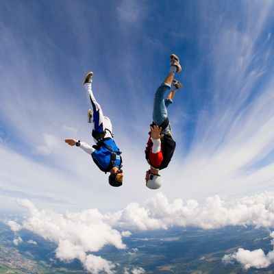 Un couple dans les airs.