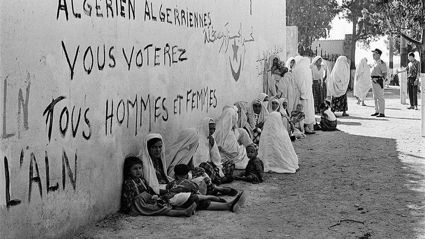 Deux jours après la proclamation de l'indépendance par référendum, les murs d'Alger et les promesses du camp des vainqueurs.