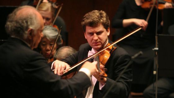 John Wilson dirige le Philharmonia Orchestra et le violoniste James Ehnes au Royal Festival Hall de Londres ©Getty - James Ehnes