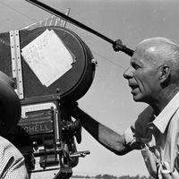 Howard Hawks au tournage de La Terre des pharaons en 1955