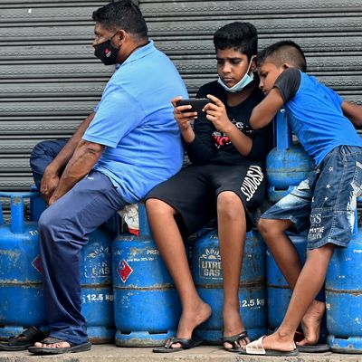 Des Sri Lankais qui font la queue pour remplir leur bouteille de gaz à Colombo