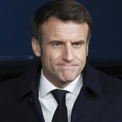 Le président français Emmanuel Macron arrive à Bruxelles (Belgique) pour un sommet européen sur la guerre en Ukraine, le 24 février 2022