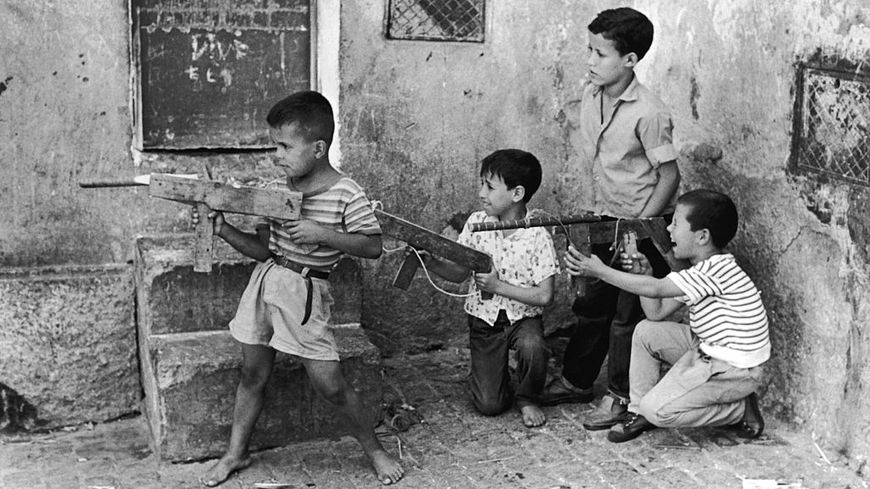 A l'été 1962, quelques mois immédiatement après les Accords d'Evian, des enfants d'Alger.