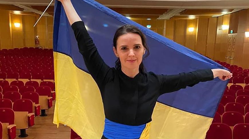 La cheffe d'orchestre Oksana Lyniv sur la scène du Teatro comunale de Bologne
