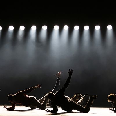Scène de plateau d'"Uprising" d'Hofesh Shechter à l'Opéra de Paris