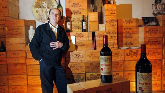 Michel-Jack Chasseuil et sa collection de vins rares, prestigieuse, mais aussi convoitée. ©AFP - NICOLAS TUCAT