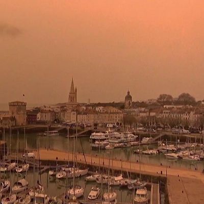 Avec le vent, d'importantes quantités de sable en provenance du désert africain recouvrent la plupart des massifs français, mardi 15 mars.