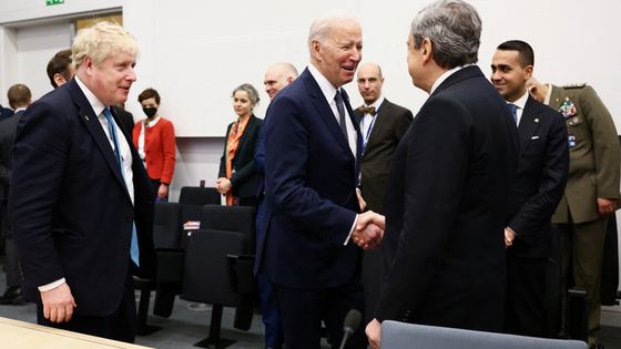 Joe Biden serre la main du premier ministre italien, Mario Draghi avant une réunion du G7 pendant un sommet de l'OTAN, à Bruxelles, le 24 mars 2022. ©AFP - HENRY NICHOLLS / POOL / AFP