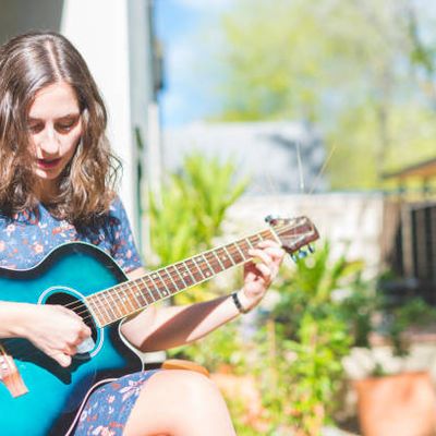 À Madrid, dans le jardin de sa maison, musicienne jouant sur sa guitare espagnole