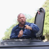 Derrière certaines fake news de la complosphère : Qanon, entre autres. Ici Alex Jones en avril 2020
