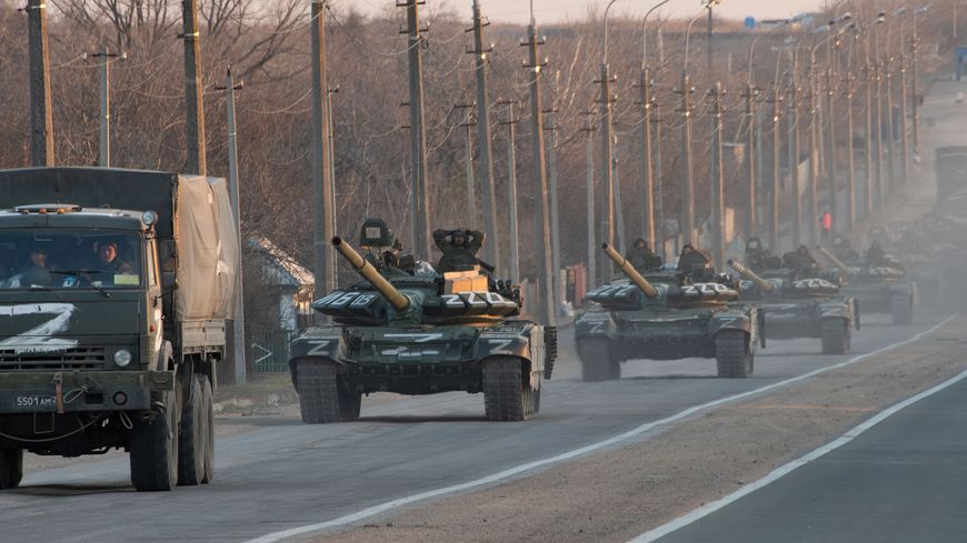 Des chars russes (avec le symbole Z dessus) à Marioupol, en Ukraine, le 23 mars.