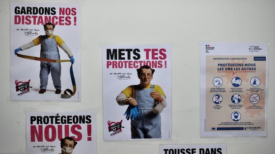 Des posters montrant les gestes barrière aux Restos Du Coeur (Asnières-sur-Seine, 24.11.2020) ©AFP - STEPHANE DE SAKUTIN / AFP