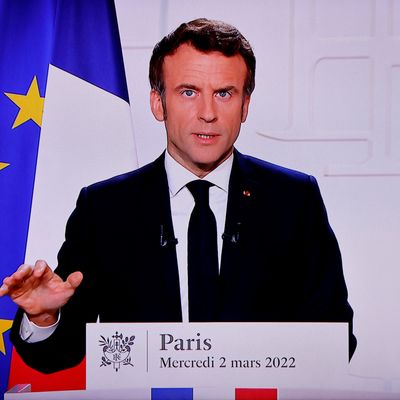 Une photo d'un écran montrant le président Emmanuel Macron lors de son allocution sur la guerre en Ukraine, le 2 mars 2022.