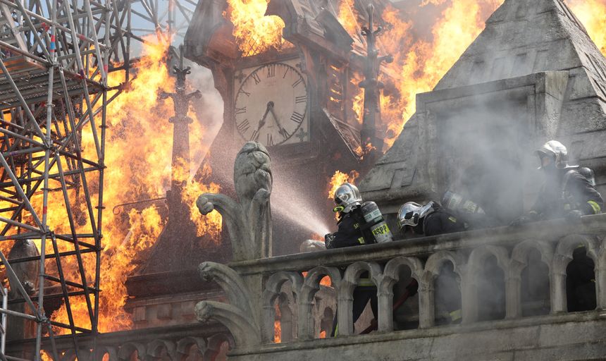 Le film remonte des premières fumées en fin d'après-midi jusqu'à l'extinction complète du feu quinze heures plus tard.