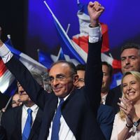 Eric Zemmour en meeting de campagne à Toulon, le 6 mars 2022. À ses côtés, Marion Maréchal qui a annoncé à cette occasion apporter son soutien à Reconquête.