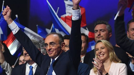 Eric Zemmour en meeting de campagne à Toulon, le 6 mars 2022. À ses côtés, Marion Maréchal qui a annoncé à cette occasion apporter son soutien à Reconquête. ©AFP - Clément Mahoudeau