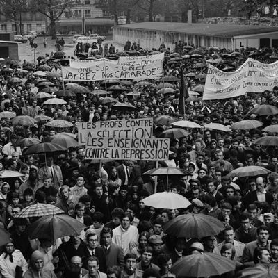 Les étudiants groupés à la faculté des Sciences de Paris, France le 9 mai 1968