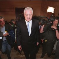 Lionel Jospin donne une conférence de presse à son quartier général après les résultats du premier tour de la présidentielle à Paris, le 21 avril 2002.