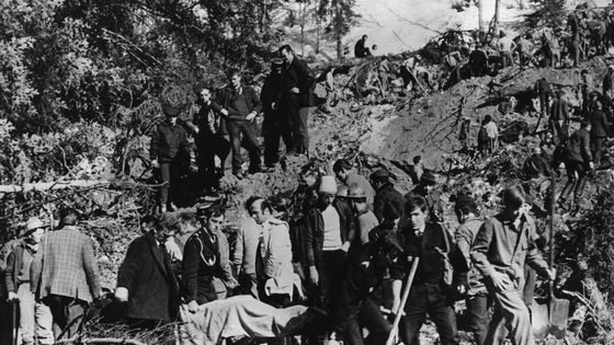 20/04/1970, des secouristes après la catastrophe qui détruisit le sanatorium du Plateau d'Assy ©Getty - Hulton Archive