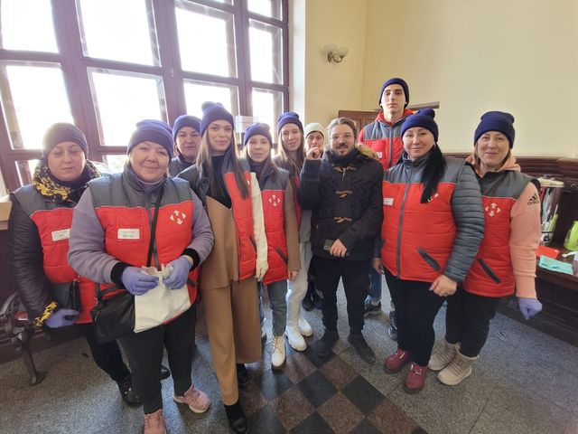 Jeremy De la Cruz au côté de bénévoles ukrainiens, dans un village au sud de Kiev.