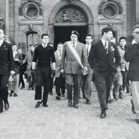 Mai 1956 Le Pen député aux Invalides lors d'une messe en souvenir des morts de la guerre d'Indochine