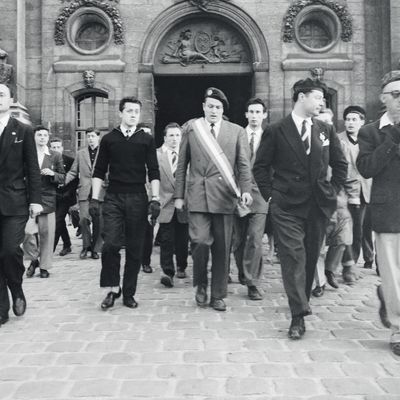 Mai 1956 Le Pen député aux Invalides lors d'une messe en souvenir des morts de la guerre d'Indochine
