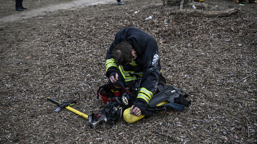 Un pompier effondré après avoir tenté d'éteindre l'incendie d'un immeuble de Kiev