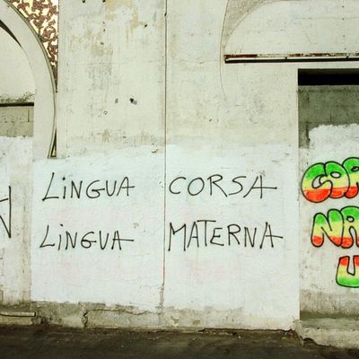 Des slogans autonomistes corses sur un mur. Illustration
