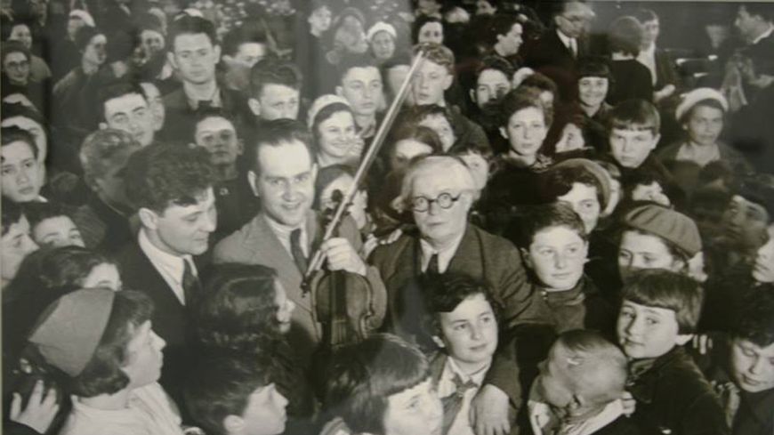 Piotr Stoliarski entouré de ses élèves, dont David Oïstrakh