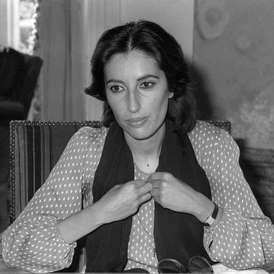 Benazir Bhutto, lors d'une conférence de presse à l'Hôtel Carlton à Cannes, le 7 novembre 1985