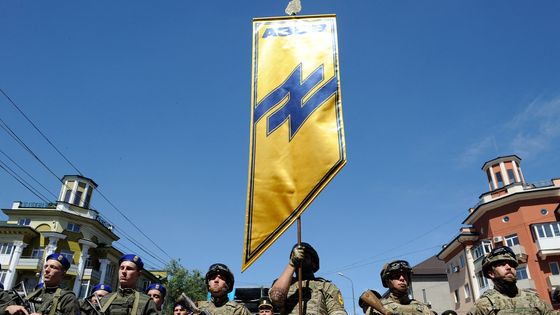 Des combattants du régiment nationaliste ukrainien "Azov" à Marioupol en 2019. ©AFP - Evgeniya MAKSYMOVA