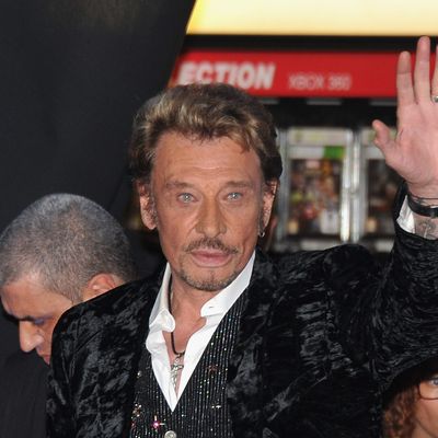 Johnny Hallyday salue ses fans lors de la célébration de son nouvel album au Virgin Megastore Champs-Elysées, le 27 mars 2011 à Paris