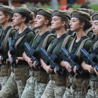 Bataillon de femmes de l'armée ukrainienne défilant à l'occasion de la fête de l'indépendance en 2018