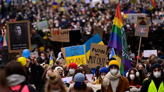 Des manifestants de "Fridays for Future" contre la guerre en Ukraine (03.03.2022, Berlin, Allemagne) ©AFP - JOHN MACDOUGALL / AFP