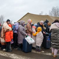 Les refugies ukrainiens au poste frontiere de Palanca en Moldavie et du cote ukrainien
