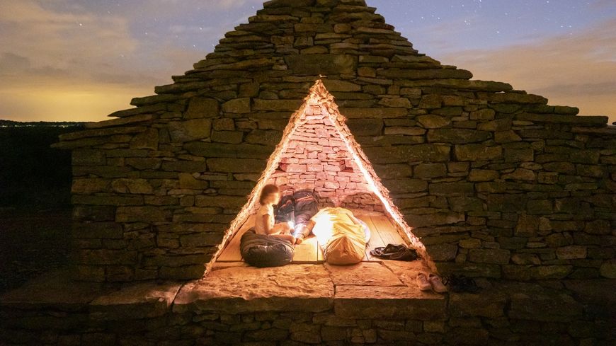 Construit en pierre calcaire et en lauze, l'œuvre s'inspire des gariottes et des caselles de bergers