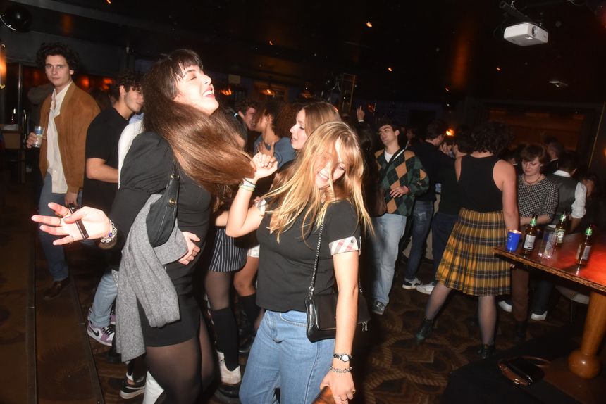 Des personnes dansent lors de la soirée de lancement du magazine Technikart Mademoiselle au Bus Palladium le 18 novembre 2021 à Paris, France.